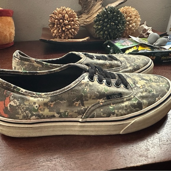 Nintendo Duck Hunt Vans - Picture 2 of 4